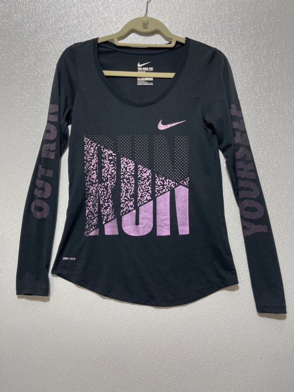 5/$25 Nike Women’s Black & Metallic Purple Long Sleeve Run Tee